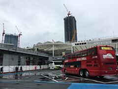 広島駅到着！二階建てバスがありますね〜。