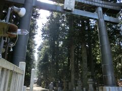 13:50
気を取り直して。富士信仰の聖地、【北口本宮冨士浅間神社(きたぐちほんぐうふじせんげんじんじゃ)】にお参りします。昔むかし日本武尊が東方遠征の折に、この地にて富士山の神霊を遥拝し「富士の神山は北方から拝せよ」と仰せになり、祠を建てて祀ったのが始まりなんだそうです。あっ、“富士山”って書いてありますね。