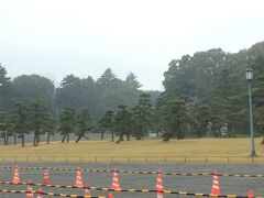 朝7時頃に東京駅に着きましたが小雨が降っていたため
早くから並ぶことをやめて小一時間朝ご飯を食べに休憩。

朝8時過ぎに並びに行きましたがまだそんなに並んでいる
人はいませんでした。