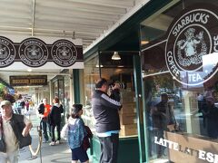 シアトルといえばシアトルコーヒー。
あのスターバックスの１号店がマーケットの並びにあります。

