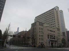 一ツ橋を越えて共立女子大学にある共立講堂

昭和13年築のレトロな建物です｡