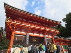 駅からバスで祇園へやって来ました。
せっかくなので八坂神社にお参りしました。
ものすごい人でした。