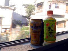 ひとまずビール飲みつつ、電車でのんびり。

切符買うのよくわからず、北千住の窓口のお兄さんに聞いたらいろいろ調べてくれた。
「ゆったり会津東武フリーパス」というものがあってお得らしい。

ではそれでお願いします♪(≧▽≦)

＜北千住〜会津若松（往復料金：9,660円）＞
・東武伊勢崎線：きぬ103号・鬼怒川温泉行
・東武鬼怒川線：AIZUマウントエクスプレス1号

※ゆったり会津東武フリーパス：6,980円
※北千住⇔鬼怒川温泉・特急　：2,680円