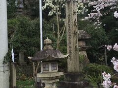 醒井宿の東には、小さな神社があります。

石段を登ると…。