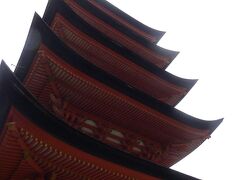 厳島神社を出たら少し宮島を散策します！

坂を登って五重塔に到着！
近くに見えたけど結構な登り坂&階段でした（笑）