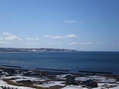 夕日が丘パーキング横。
ここは冬季封鎖中。

抜海方面を眺める。