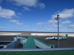 稚内空港。
これに乗って新千歳に向かうのだ。

３Fの送迎デッキより。４Fはガラス越しの眺めになるのでこちらがおすすめ。
