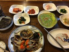 
ホテルに着いた時点でもう16時！予想以上に時間がかかってしまい、行く予定だったEXOのカイのお姉さんのカフェは断念することにしました。
次回にリベンジ(^^)


コンビニでolleh Wi-FiとT-moneyを購入。
ホテルには無料のWi-Fiがあるし、地下鉄はolleh Wi-Fiで大体繋がりました♪





お昼ご飯(夕飯かな)はカンジャンケジャン♪
東大入口のアグランコッケランです。

お客さんは私一人だけでしばらくしたら日本人観光客の方2人が来ました。


カンジャンケジャン大好きでここのはカニも大きくてめちゃくちゃ美味しかったです！28000w