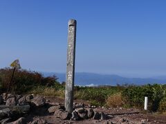 15:17山頂到着。このペースだとホテル到着は日没までに間に合うだろうかちょっと心配になる。