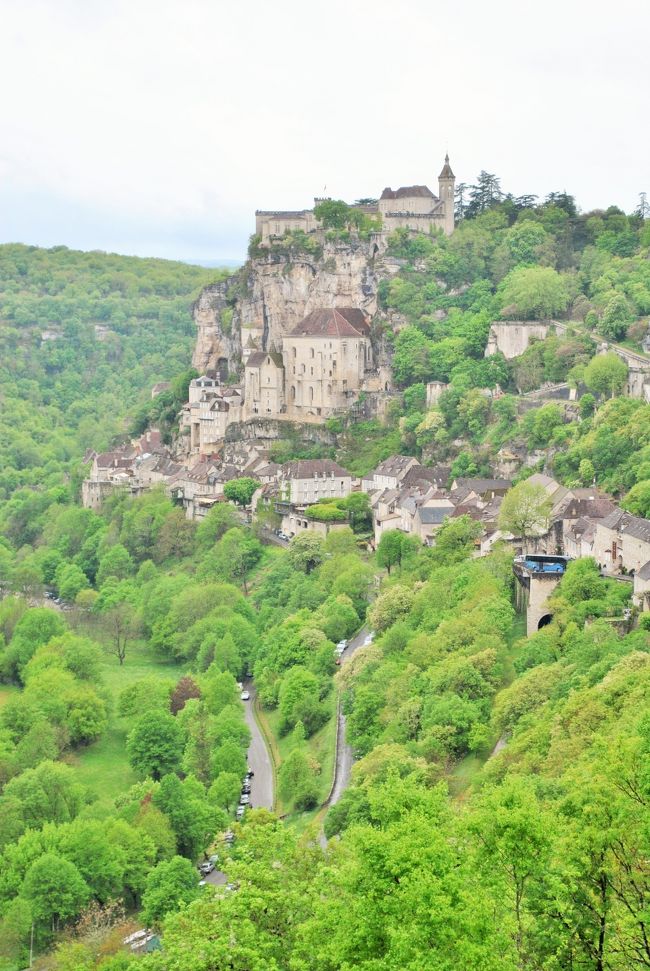 こんな危険な断崖に村を造るという発想にも驚かされますが<br />今日まで中世の姿そのままに現存しているところがすごいですね。