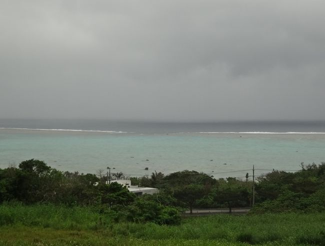 降水確率が高かったので、心配でした。予報通り、初日は雨模様…<br />石垣島直行便で、たった６人　現地ガイド付きのモニターツアーです。個人タクシー２台で観光します。<br />まず、玉取崎展望台です。海はきれいけど、この空は悲しい…<br />