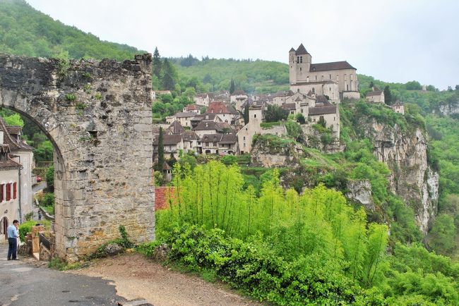 門をくぐったところがビューポイント。<br /><br />大型バスでやってきた韓国人の団体さん。<br />この時はまだ自撮り棒が珍しかったので<br />我も我もと棒を持って撮影する皆さんに目が点になりました。<br /><br />根気よく撮影タイムが終わるのを待って、私もぱちり。