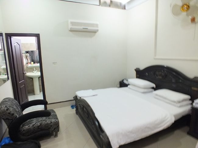 ほぼ同等か、少しコンディションは劣る感じでした。<br />でもねだんが全然ちがいます。<br />こっちはたぶん5000円くらい?