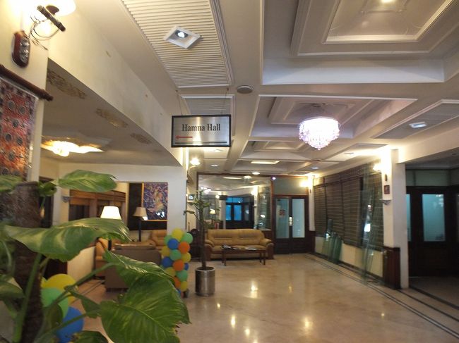 <br />ちょっとロビーで休憩させてもらいました。<br /><br /><br />ガンタガルというところにはAbdali Innや　Agfa Multanといった安宿がいくつかありますし、駅前にも安宿があります。これらは500円（５ドル）からの値段の宿もありましたが、さすがにちょっとそれはやめました。