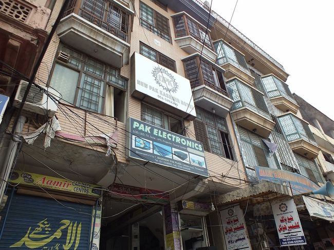 <br /><br />イギリス統治時代のしっかりとしたつくりの建物が続きます。