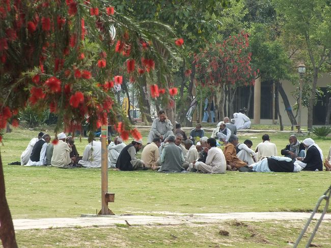 <br /><br /><br />公園で。<br /><br />イスラム教の学習会らしい。