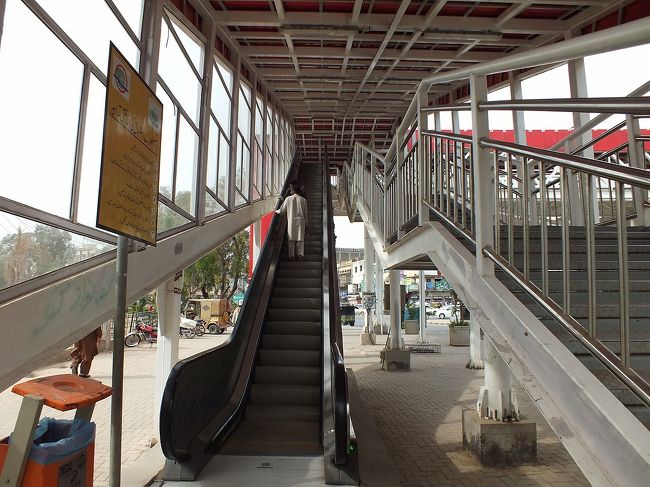 電車でイスラマバードに向かいます。<br /><br />