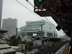 駅を出てしまうと全体像が撮れないので、両国駅のホームから撮りました。
江戸東京博物館、変わった形の佇まいですね。