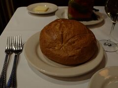 夜は予約してあったホテル内のステーキハウスレストランへ。なんと10人分あるようなこのパン、私一人に？ですって。これ以上小さいのないって。
