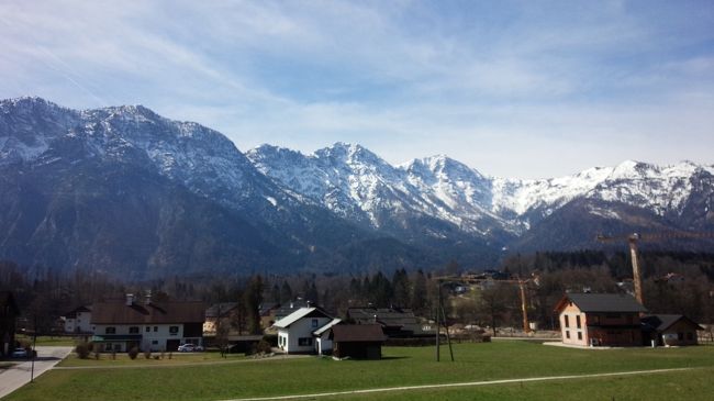 ザルツブルグからハルシュタットへ向かうバスの中から<br /><br />車窓は、進行方向左側の方が、湖が見えますので<br />そちらの方が良いかと思われます。<br /><br />ちなみに自分は、右側でした。