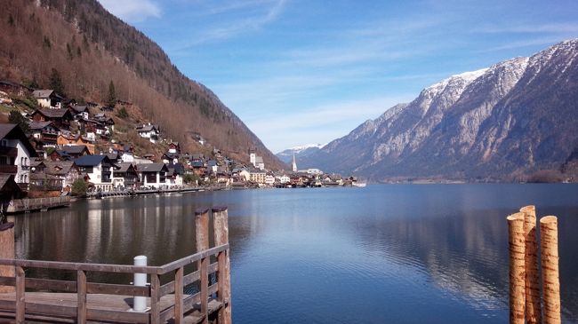 ザルツブルグから1時間30分程移動して<br />ハルシュタットに到着しました。<br /><br />みんな一斉に写真を撮ります。