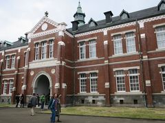 東京国立近代美術館工芸館

元は近衛師団の司令部庁舎として使われていた建物です。
１９４５年８月１５日、終戦に反対する将校が近衛師団長を殺害し、玉音放送の録音盤を奪おうとしたクーデター「宮城事件」の舞台にもなった場所です。
