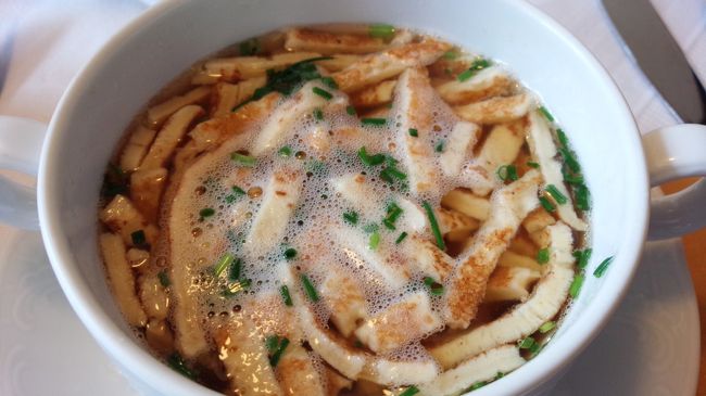 お昼のフリタッテンスープ。<br />細かい卵焼きみたいのものが<br />入っていました。