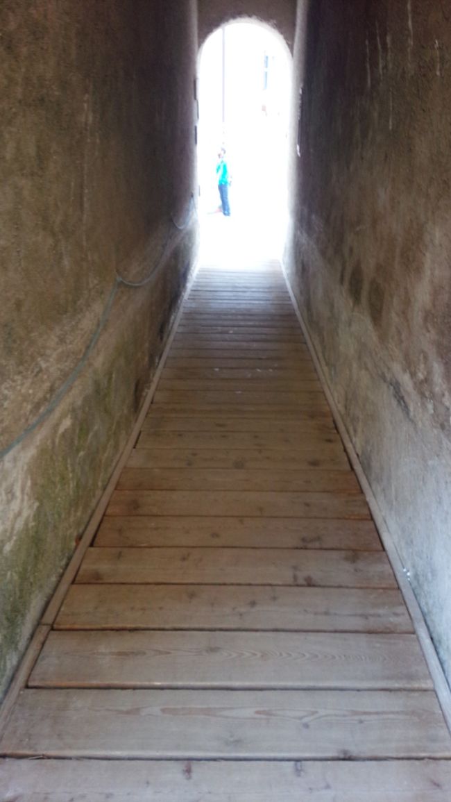 細い路地をを歩いて。