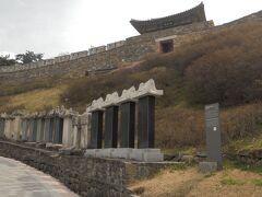公山城。世界遺産です。現在残る石積は朝鮮王朝時代のもの。百済時代は土塁であった。