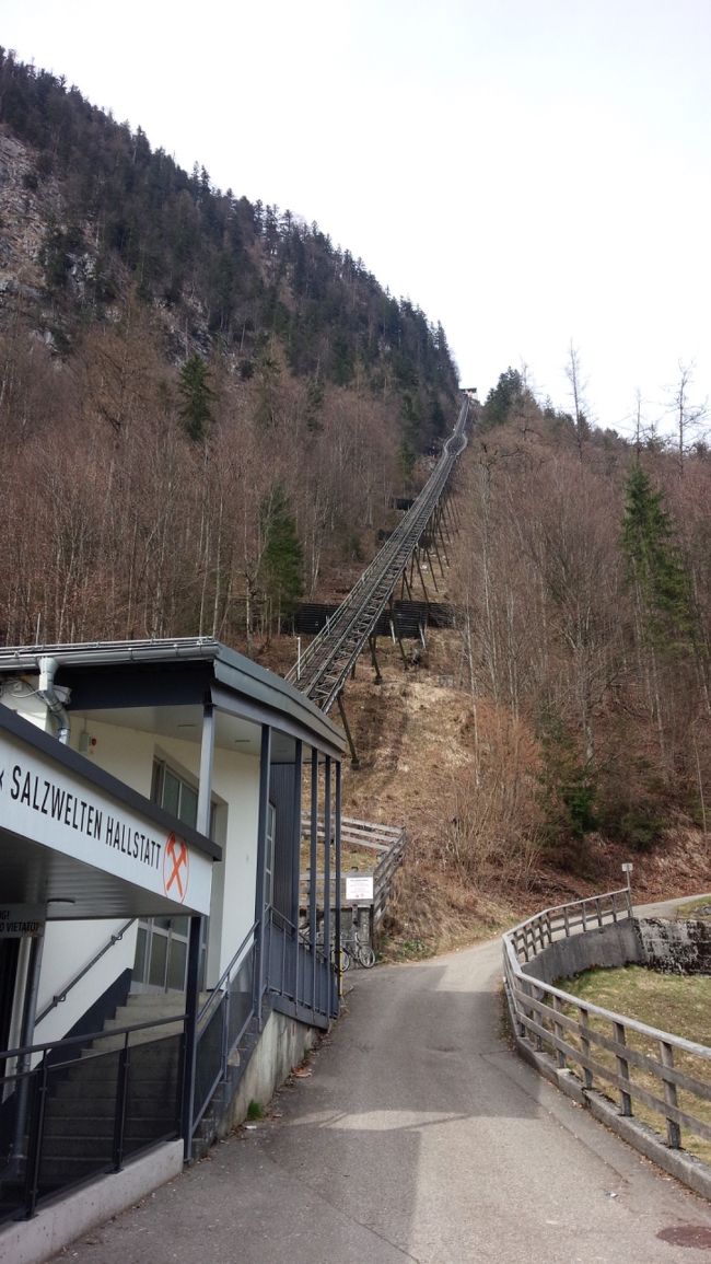 ケーブルカーは夏のシーズン前の改装なのか<br />イースター休日なのか、分かりませんが<br />休業中でした。