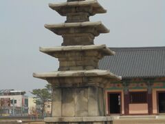 五層石塔。国宝第９号。高さ８．８m。韓国の石塔の始原様式。