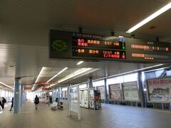　さあ、出発です。ここは埼玉県川越市　西武新宿線　本川越駅です。
　
　出勤時間帯も過ぎ、ホームは空いていました。