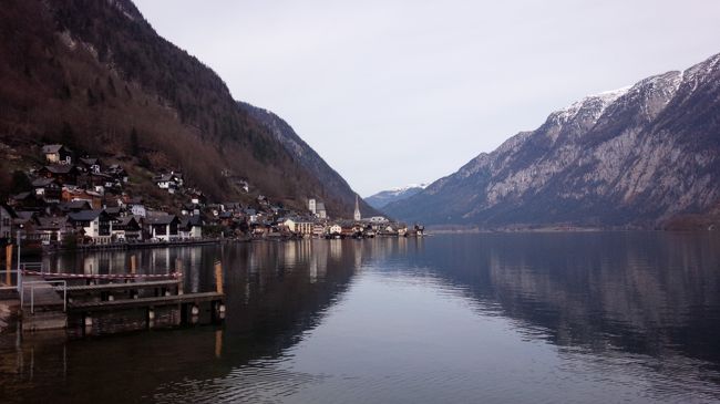 最初に写真を撮った場所（集合場所）に<br />戻って来ました。<br /><br />やっぱり、雲が出てきた影響なのか<br />湖面がどんよりとしています。<br /><br />このツアー最後の都市ウィーンへ行きます。