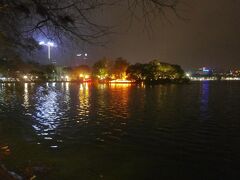 エッグコーヒーをいただいた後、この旅の〆として絶対に見ておかなくっちゃということで、朝に来たホアンキエム湖に再度来ました。

夜の風景もまたきれいでした。