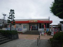 三陸鉄道久慈駅．所在は久慈市中央三丁目．
北リアス線の終着駅．起点の宮古駅からは71.0km．
宮古行が1日11本出ていて2時間40分程で結ぶ．
南にＪＲ久慈駅が隣接する．
南行きの三鉄の駅舎が北側，北進のＪＲの駅舎が南側にある．
北リアス線沿いにマイカーで散策しながら宮古を目指す．