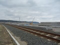 陸中野田駅から南へ1km程南下すると北リアス線，45号ともに海岸に近づく．
十府ヶ浦(とふがうら)海岸．震災前には松林があり，国道からは海が見えなかった．
現在は復興工事で防潮堤を建設中．松林は無くなったが海が見えないのは変わらなさそうだ．