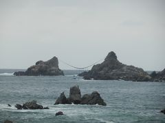 堀内駅から海側へ移動すると掘内海岸が広がる．
沖松磯島･丘松磯島からなる夫婦岩．