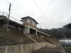 摂待駅．所在は宮古市田老字摂待．
岩泉小本駅から3.6km，久慈駅から49.5km．無人駅．
駅の愛称は「旅の八郎」，当地に在住していたの人物が由来のようだ．
宮古市に入るもまだ宮古駅は遠い．