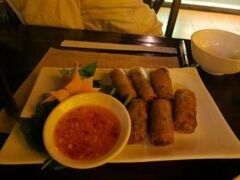 無事に着きました☆ニャーハンゴン！
ぜーったいに行こうと思ってたレストラン！
ホーチミンで食べた揚げ春巻きが絶品だったので絶対に食べたかったのー！！
でもこれだっけ？？
美味しかったけど感動はなかった（泣）
おじ様、大教会近くのローカル店の揚げ春巻きが安くて美味しかったと！
私も行こうと思ってた店！

お昼を食べ過ぎたからお腹空いてないというおじ様に何食べたいか聞いたらソイエンのおこわと言われたけど、それはテイクアウト出来るのでと、こちらに強引に連れてきたのに・・・。
しかもタクシーの運ちゃんが数店舗、手前に付けて閉店してるって・・・
えぇ〜！看板がニャーハンゴンじゃないし閉店してるはずない！
とちょっと切れ気味の私（汗）
さすがに、おじ様は落ち着いて通り名確認してみては？と。
助言に従い縦横の道を確認すること数回。数メートル先にキラキラ輝く電飾のレストラン有りました！
外観撮り忘れ〜、でも目立つのですぐ分かります。