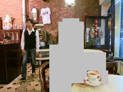 ベトナムコーヒーを飲んでみたいと、ずっと言ってたおじ様と大教会近くのモカ　カフェへ♪
レンガ作りの高い天井で雰囲気良かったですよ！

またご馳走になってしまいました！
本当は有名なハイランズコーヒーにご案内したんだけどスタバみたいで嫌だと（笑）
ここで、やっとゆっくり出来たと仰ってました！私、どんだけ引っ張りまわした！？

おじ様と色々と話して連絡先交換して、とてもとても素敵な時間を過ごしました！
おじ様のように考えると旅が楽しくなるぁと思いました！
そして良いことばかり有るそうです！

練乳が入ってないブラックコーヒー。
夜の１０時ごろに、こんなん飲んだら眠れねー！