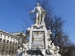 12時頃に解散して、午後は自由行動です。

ザルツブルグでも見ましたが、ウィーンでも
モーツァルト像を見に来ました。