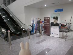 とっとと、こちらへ行きましょう。
ＪＡＬ以外にも色んな航空会社の乗客が利用されるようです。