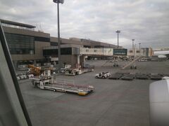 第２ターミナルに到着しました。
本館に着きましたので、ここからなら入国審査も近いです(・〜・)。