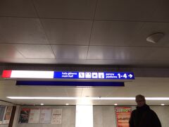 朝５時起きで６時過ぎにホテルを出発しました。
ノボテルワルシャワセントリウムホテルからトラムで一駅のワルシャワ中央駅に到着です。
駅の構内の表示を見ながらプラットホームに向かいます。