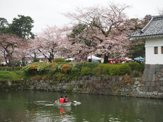 ボートに乗って楽しむ人達も多く