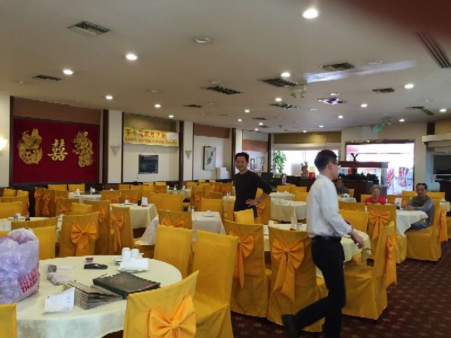 店名のPVは「Palos Verdes」の略で、この店の南側の大きな岬で高い丘の高級住宅街になっている地名！<br />その地名のPalos Verdesはスペイン語の地名で、英語読みではパロス・バーデス、スペイン語ではパロス・ベルデスで直訳すると「緑棒」！<br />LAはかつてスペインだった事で地名や道の名もほとんどスペイン語！<br />砂漠気候のLAだが、緑地帯の丘で、それらの沢山の木々の様子がPalos Verdesパロス・ベルデスという地名の由来！！<br /><br />さて、話が脱線してしまいました本題へ・・・<br />アメリカでも小皿料理の「点心」は　Dim Sum（ディム・サム）と呼ばれて人気があるチャイニーズ！！<br />点心なので料理は広東が中心！