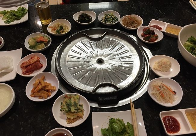 無料で提供される豊富な種類の突出しのおかずもお代わり自由なので野菜補給もばっちり！！