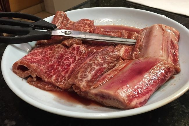 メニューを見るとかなり割高で強気な価格設定・・・<br />アメリカのコリアン バーベキューはボリュームがあり、無料で出てくる大量の突出しもあるのでとりあえず3種類をオーダー！<br /><br />カルビはその場でカットしてくれる骨付きカルビ！