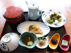 松江市内に向かい、みな美で昼食。
平日限定の鯛めし。