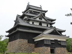 松江城を見学。天守閣にも上りました。